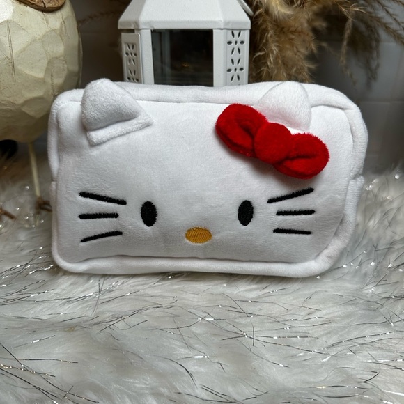 NIP- 3D Hello Kitty Large Pouch - Picture 2 of 6